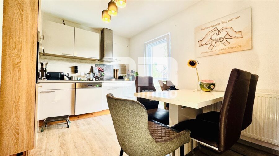 Kernsaniertes Einfamilienhaus mit Doppelgarage, großem Garten und Home-Office-Oase - EG Küche mit Einbauküche